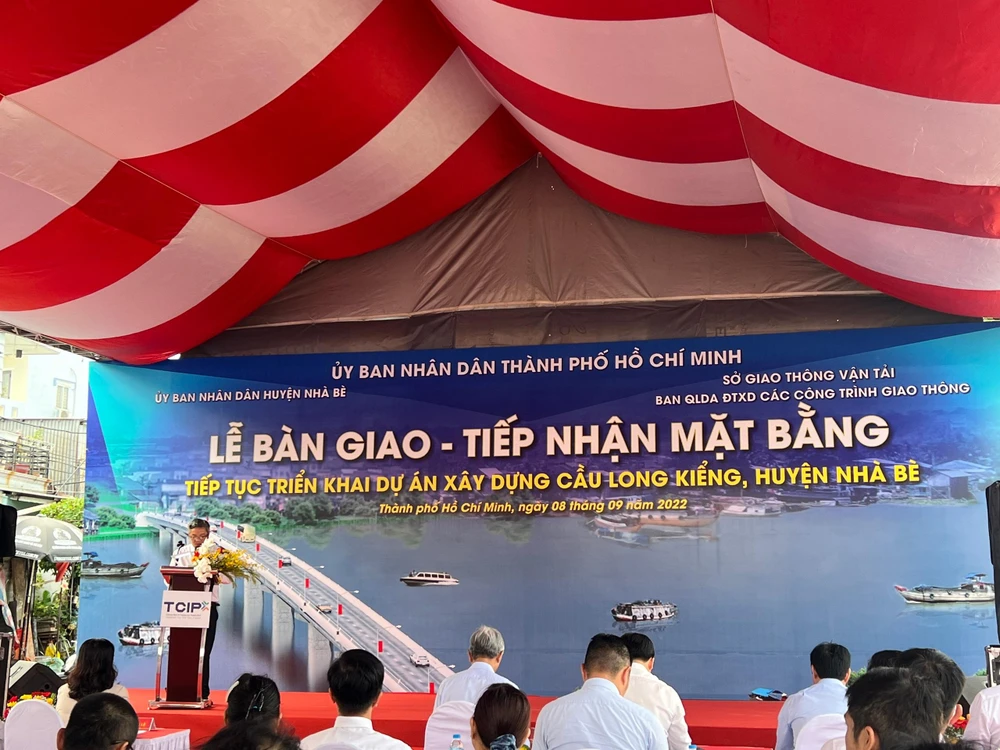 Lễ bàn giao - tiếp nhận mặt bằng dự án cầu Long Kiểng, huyện Nhà Bè. Ảnh: ĐT.