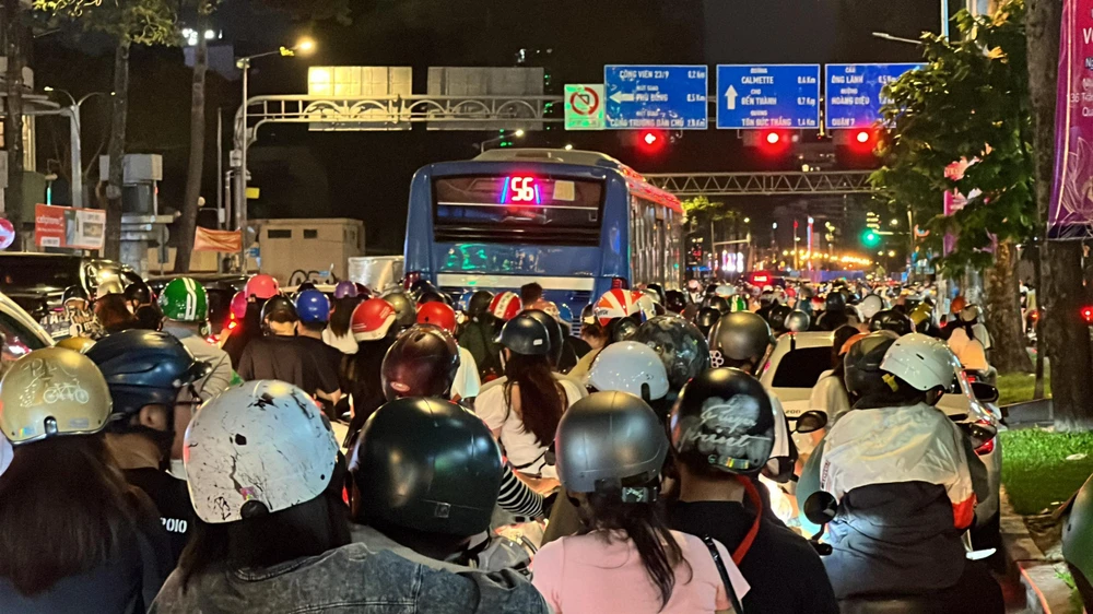Tình trạng ùn ứ kéo dài cả cây số. Ảnh: ĐT.
