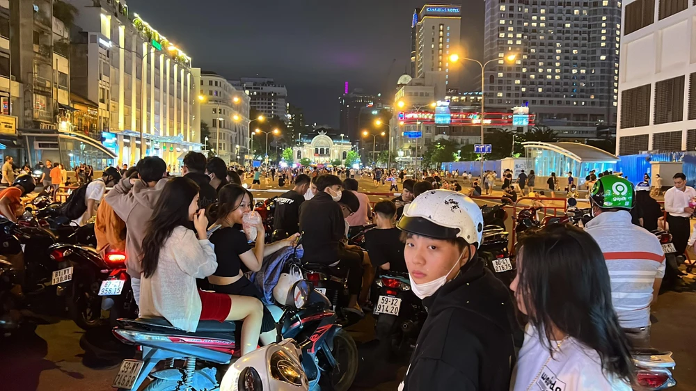 Tại khu vực đường Lê Lợi cũng đông đúc người dân vui chơi. Ảnh: ĐT.