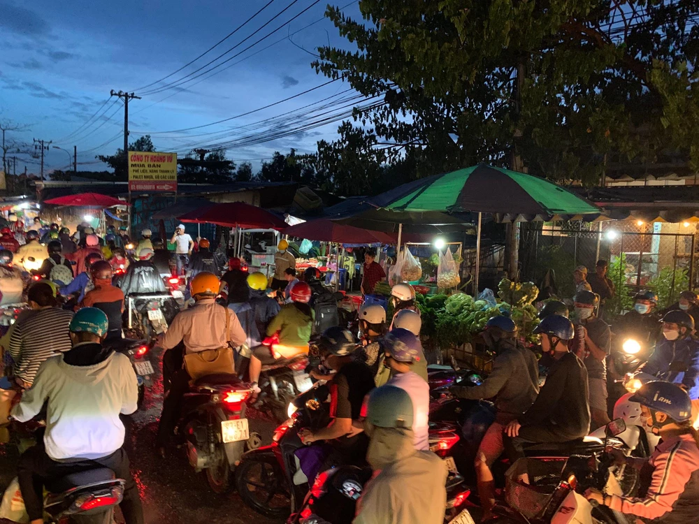 Trời mưa, kèm ùn ứ khiến người dân đi lại vất vả hơn. Ảnh: ĐT.