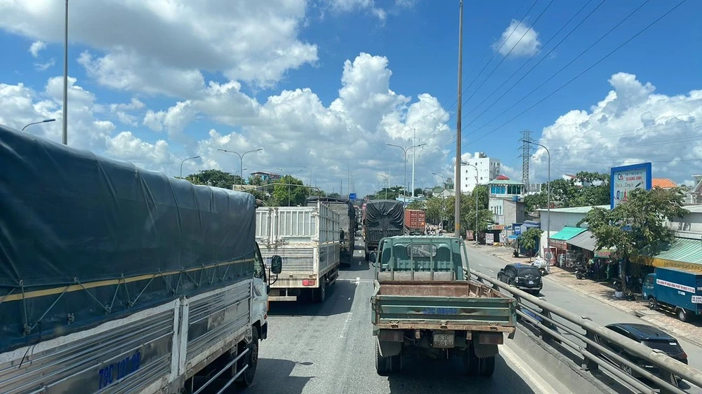 Các phương tiện nối đuôi di chuyển khó khăn. Ảnh: CTV.