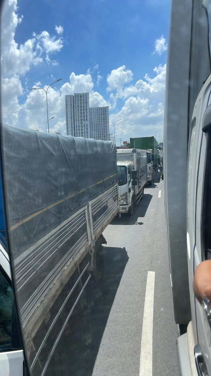 Xe ô tô lớn nhỏ nhúc nhích từng chút một để qua điểm kẹt. Ảnh: CTV.