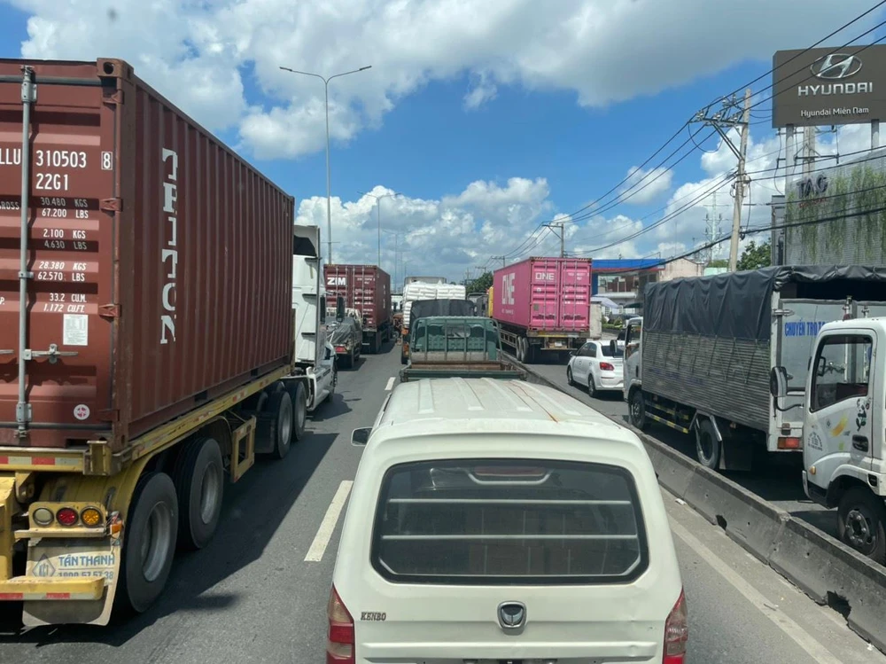 Kẹt xe kéo dài trên tuyến quốc lộ 1, đoạn qua địa phận quận 12. Ảnh: CTV.