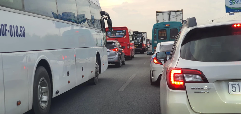 Đến gần 18 giờ, cao tốc TP.HCM - Long Thành - Dầu Giây vẫn kẹt. Ảnh: HƯƠNG THẢO. Đến gần 18 giờ, cao tốc TP.HCM - Long Thành - Dầu Giây vẫn kẹt. Ảnh: HƯƠNG THẢO.