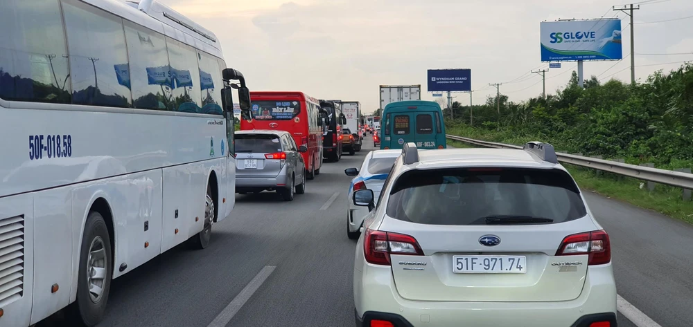 Các phương tiện di chuyển từng chút về TP.HCM. Ảnh: HƯƠNG THẢO. Các phương tiện di chuyển từng chút về TP.HCM. Ảnh: HƯƠNG THẢO.