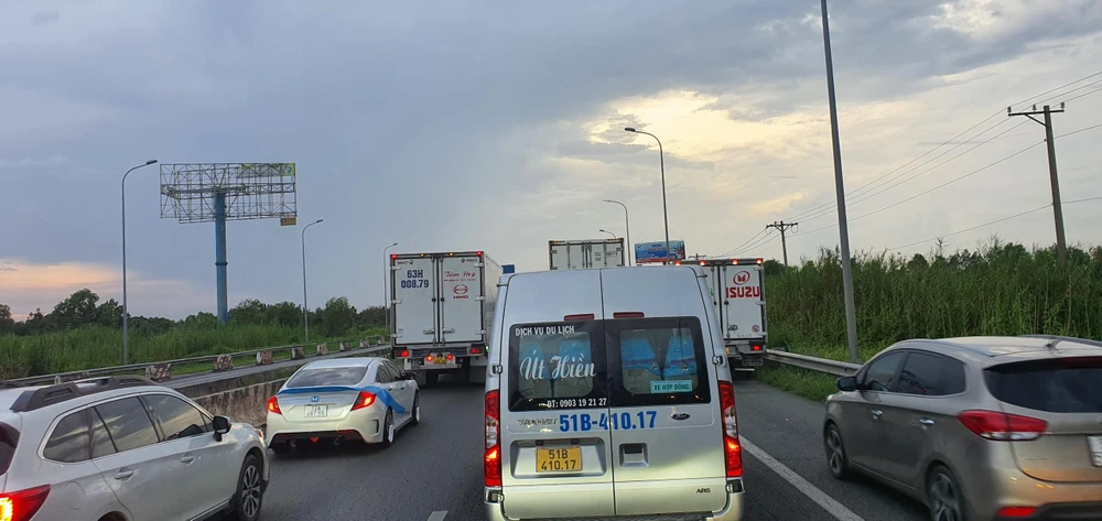 Các phương tiện nhúc nhích từng chút một. Ảnh: HƯƠNG THẢO. Các phương tiện nhúc nhích từng chút một. Ảnh: HƯƠNG THẢO.