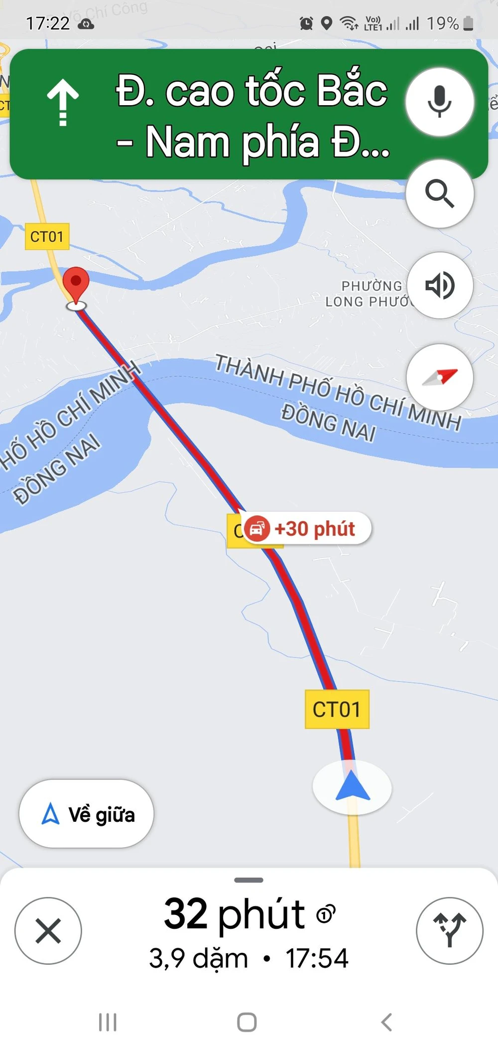 Chị Thảo mất 1 giờ đồng hồ trên cao tốc TP.HCM - Long Thành - Dầu Giây mà vẫn chưa thể "thoát". Ảnh: HƯƠNG THẢO. Chị Thảo mất 1 giờ đồng hồ trên cao tốc TP.HCM - Long Thành - Dầu Giây mà vẫn chưa thể "thoát". Ảnh: HƯƠNG THẢO.