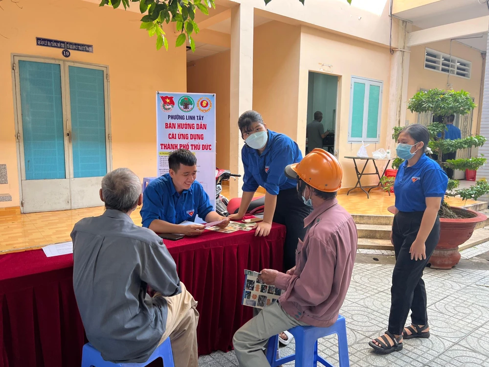 Người cao tuổi là đối tượng ưu tiên đi xe buýt miễn phí. Ảnh: ĐT.