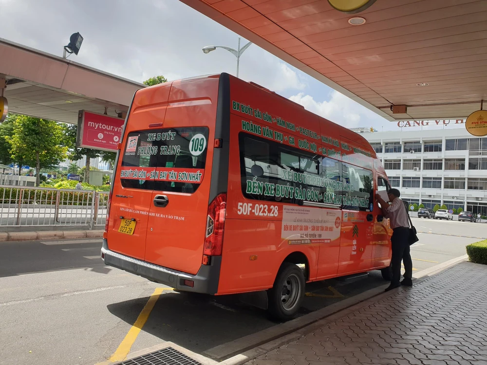 Cả hành khách và đơn vị vận tải đều cập rập với thời gian dừng đỗ chỉ ba phút. Ảnh: ĐT.