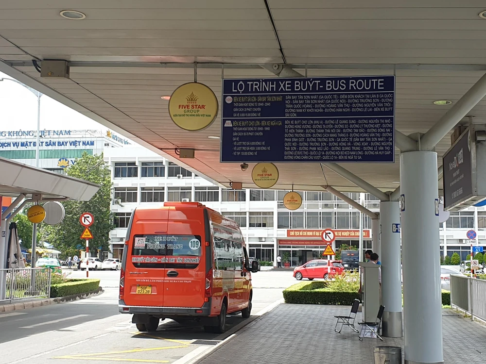 Hành khách cũng phàn nàn điểm đón xe buýt khá xa và không có ghế chờ. Ảnh: ĐT.