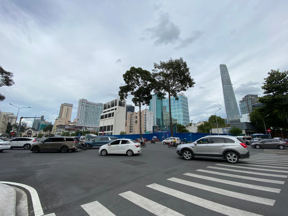 Cùng với phố đi bộ Nguyễn Huệ, đường Lê Lợi đã trở thành điểm đến lý tưởng của giới trẻ.