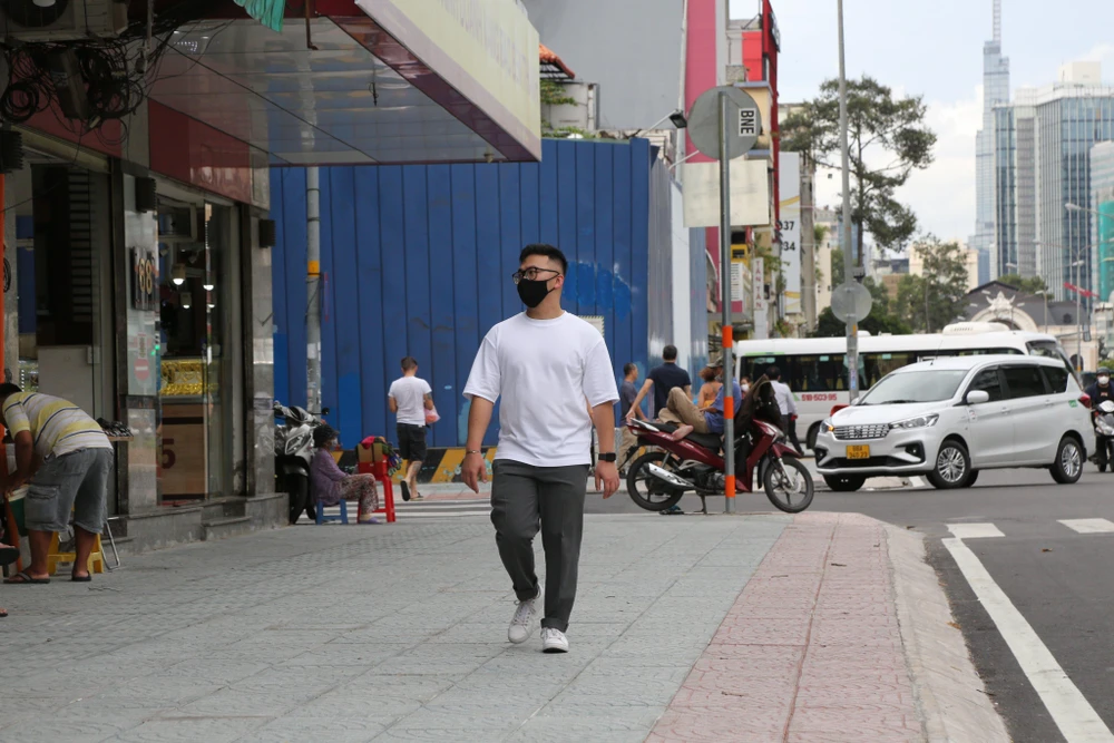 Nhiều người dân tận hưởng không gian thoáng mát để giải trí, mua sắm trên đường Lê Lợi.