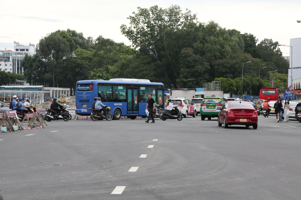 Các phương tiện cũng tấp nập di chuyển, kết nối từ đường Nguyễn Huệ qua đường Lê Lợi, đến chợ Bến Thành.