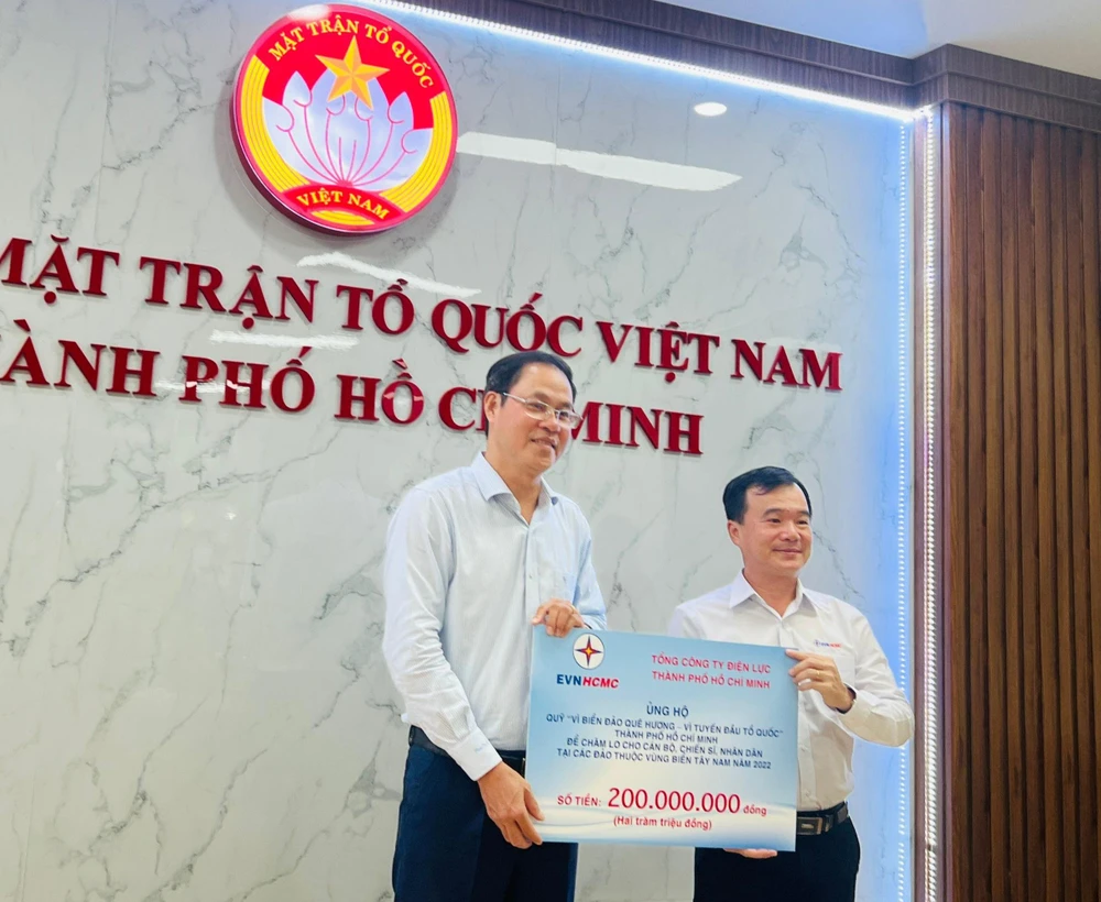 Ông Trần Vũ Quang, Trưởng ban Kiểm tra - Thanh tra Tổng Công ty Điện lực TP.HCM, thay mặt EVNHCMC ủng hộ Quỹ vì biển đảo quê hương - vì tuyến đầu tổ quốc TP.HCM.
