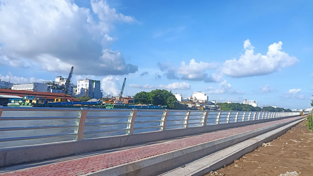 Kè Kênh Tẻ, quận 7 sạch đẹp sau khi được duy tu. Ảnh: CTV.