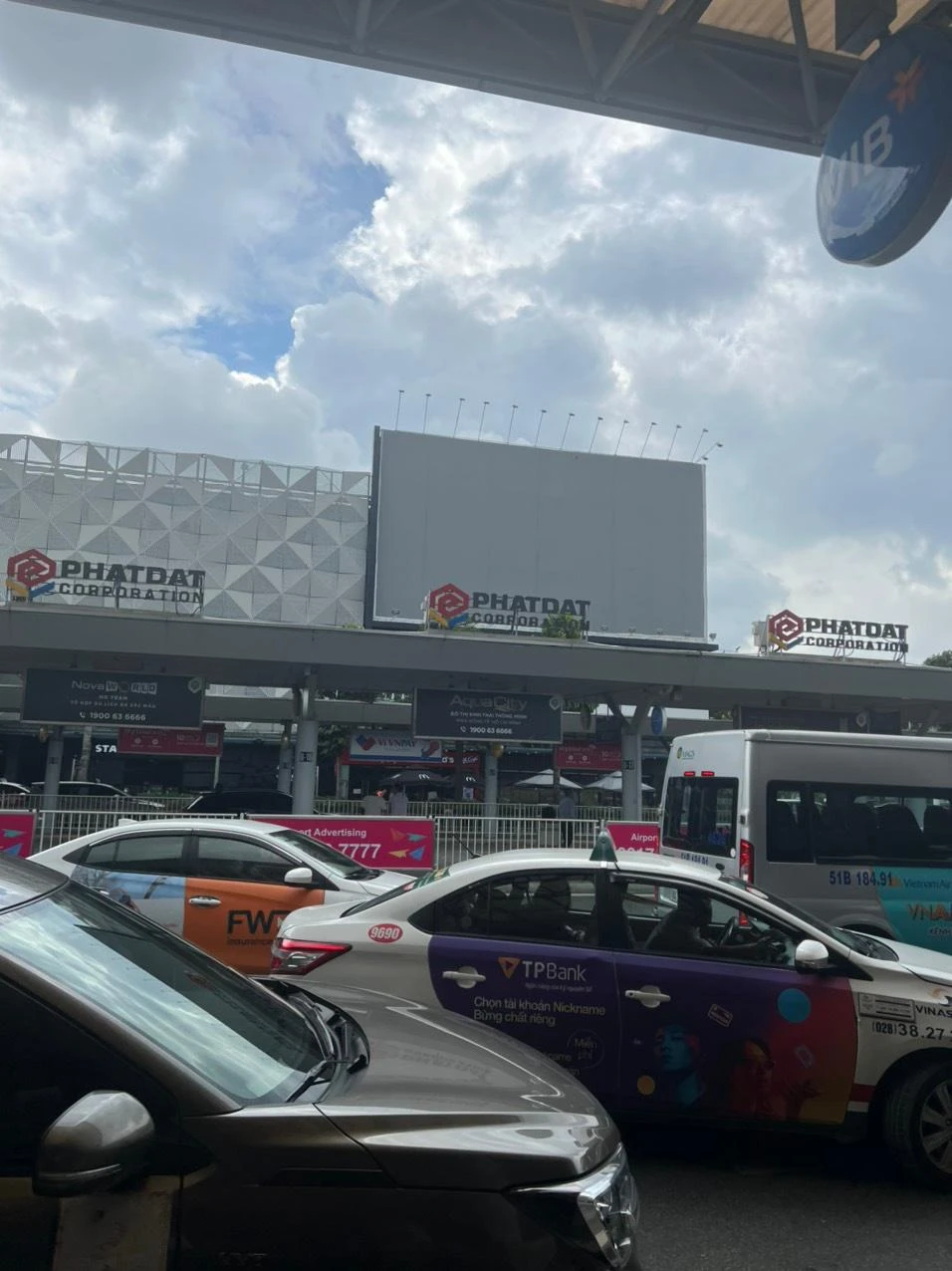 Tuy nhiên, người dân có thói quen sử dụng xe cá nhân hoặc taxi, xe công nghệ, gây ùn ứ ở các làn đón xe công nghệ, taxi.