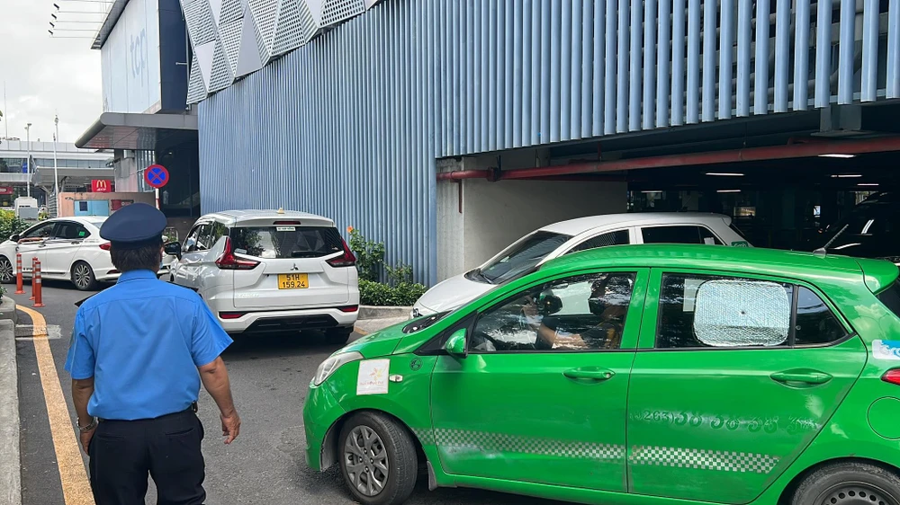 Lối ra dành cho xe công nghệ luôn ùn ứ. Ảnh: ĐT.