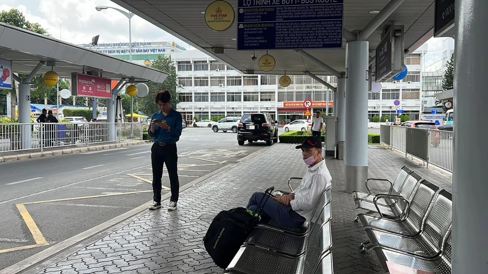 Một hành khách ở quận 3 cho biết đây là lần đầu tiên anh sử dụng xe buýt ở sân bay, bởi lẽ thời gian chờ xe nhanh và khá gần với nhà anh. Ảnh: ĐT.