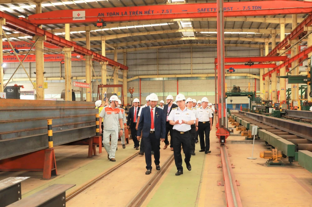 Các đại biểu tham quan nhà máy đóng cẩu RTG và nhấn nút khởi công dự án. Ảnh: CH.