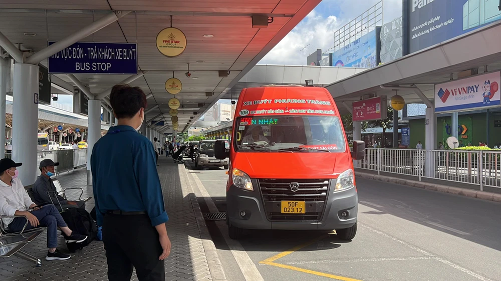 Tại khu vực dừng đỗ xe buýt luôn có nhân viên hướng dẫn, hỗ trợ hành khách lên xuống xe. Ảnh: ĐT.