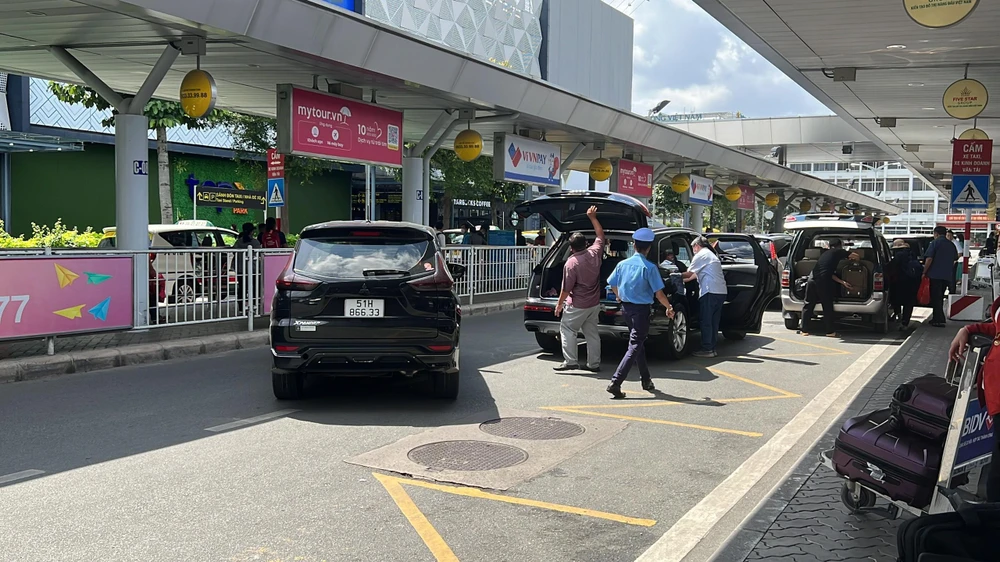 Nhiều xe gia đình dừng đỗ sai quy định. Ảnh: ĐT.