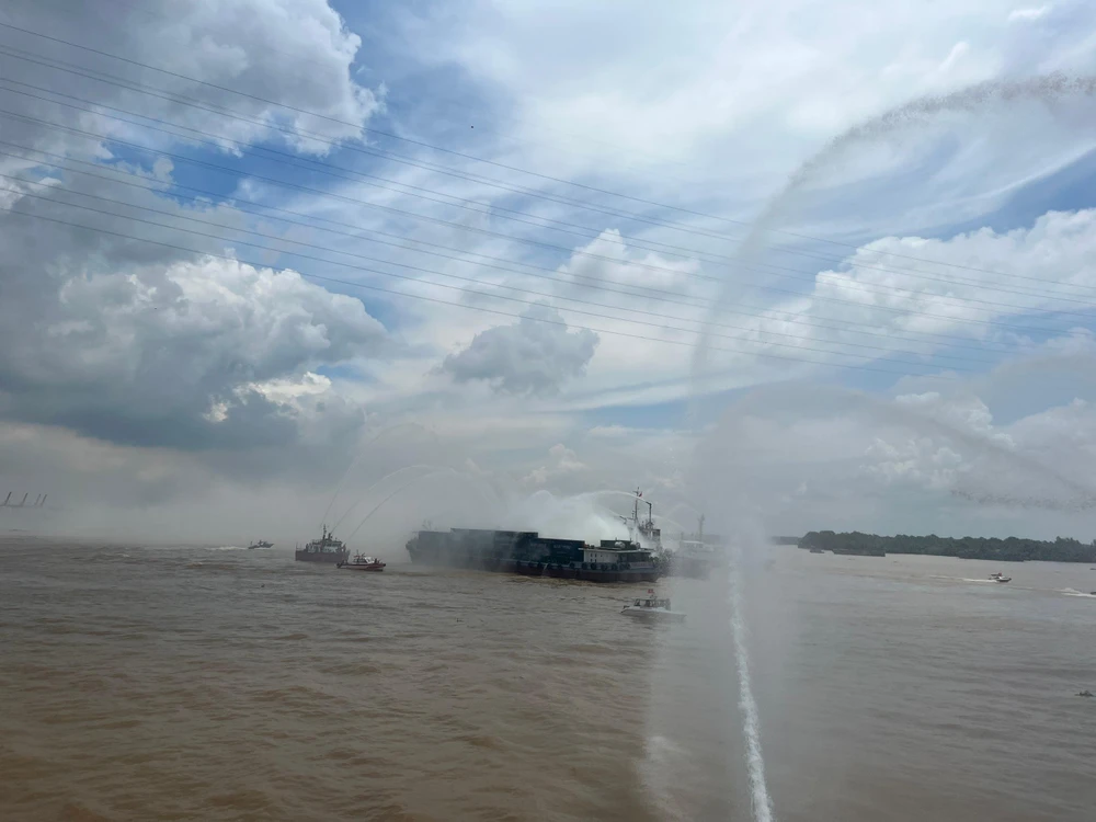 Hàng trăm người tham gia ứng cứu. Ảnh: ĐT.