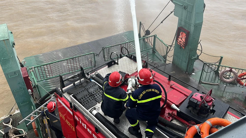 Đơn vị phòng cháy chữa cháy đi qua phà Cát Lái. Ảnh: ĐT.