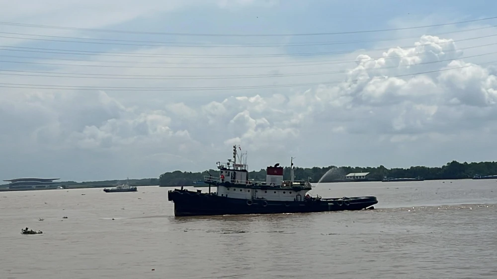 Nhiều mũi chữa cháy cùng tiến về điểm cháy trên tàu 25.000 tấn. Ảnh: ĐT