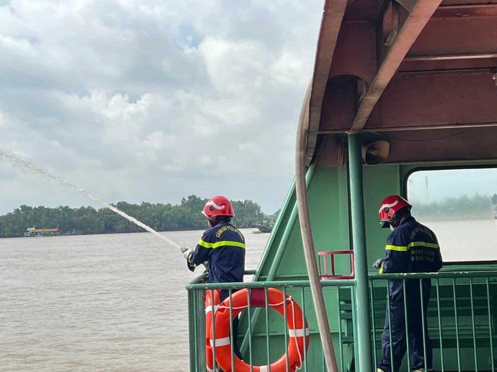 Đơn vị phòng cháy chữa cháy có mặt từ sớm. Ảnh: ĐT.