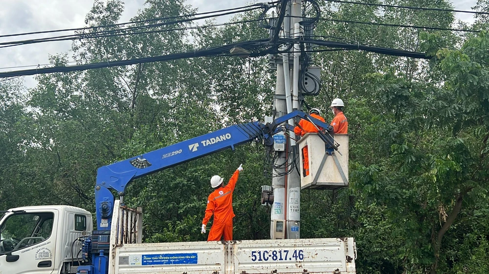 Công ty Điện lực Duyên Hải đang kiểm tra lại nguồn điện, trụ điện trước mùa mưa bão. Ảnh: ĐT.
