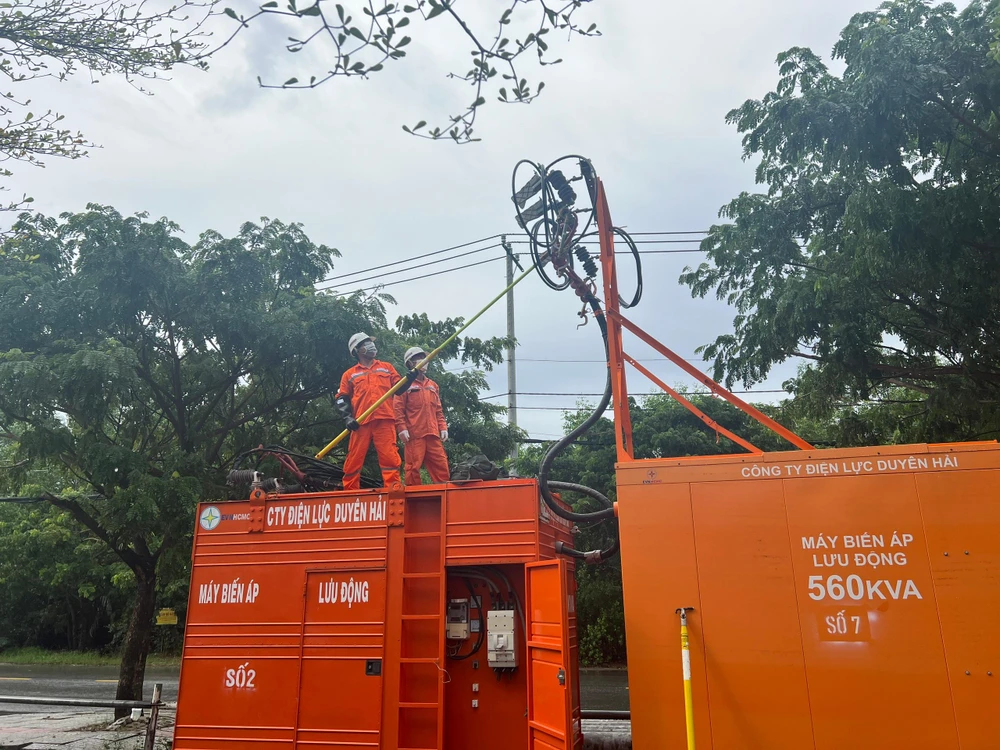 Công ty Điện lực Duyên Hải, Tổng Công ty Điện lực TP.HCM đảm bảo cung ứng điện trong mùa mưa bão. Ảnh: ĐT.