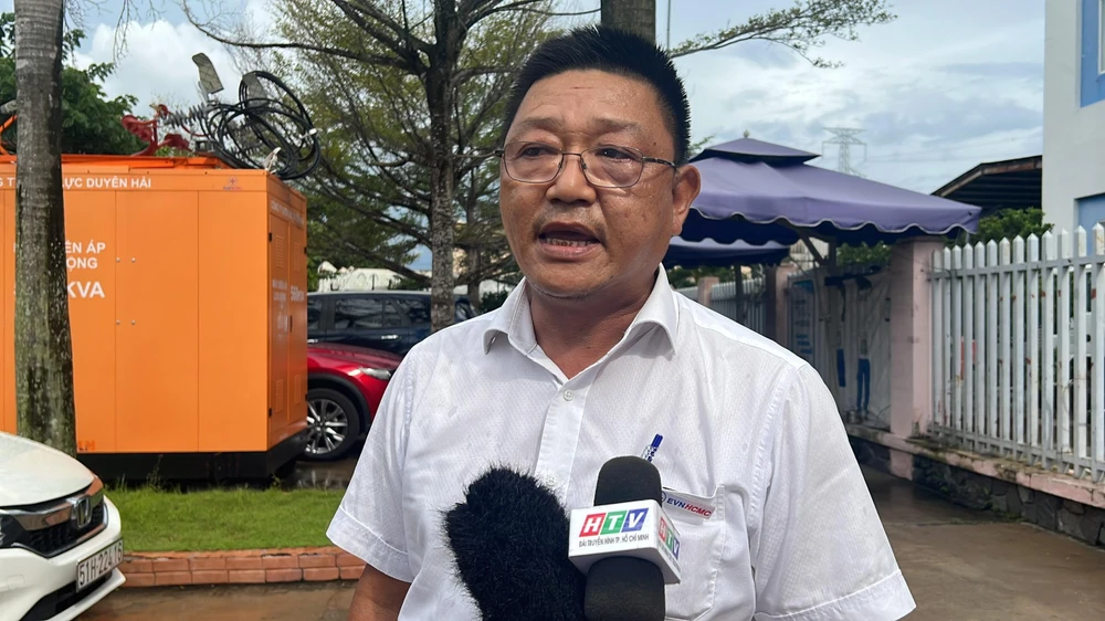 Ông Phạm Công Thành, Giám đốc Công ty Điện lực Duyên Hải chia sẻ các phương án phòng chống bão, đảm bảo cung ứng điện cho người dân. Ảnh: ĐT.