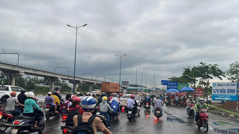 Các phương tiện di chuyển chậm, ô tô xe máy đi ngược chiều khiến khu vực này càng ùn ứ. Ảnh: ĐT.