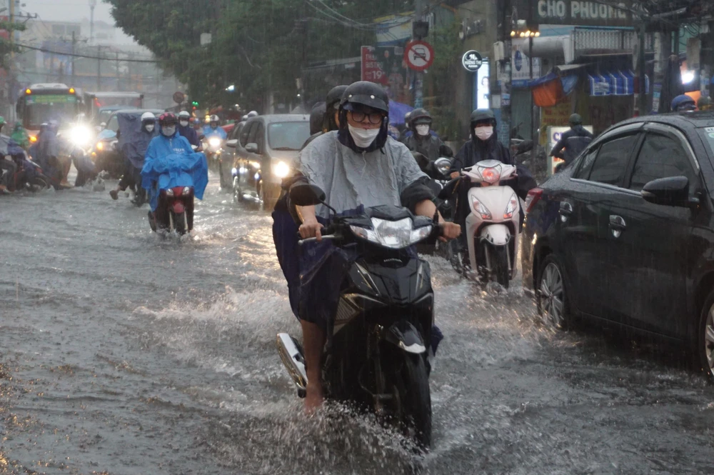 Đường Ung Văn Khiêm, quận Bình Thạnh cũng ngập sâu. Ảnh: MQ.