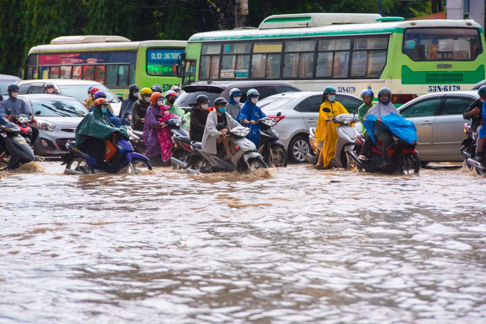 Cả khu vực ngập trong biển nước. Ảnh: HỮU HƯỚNG.