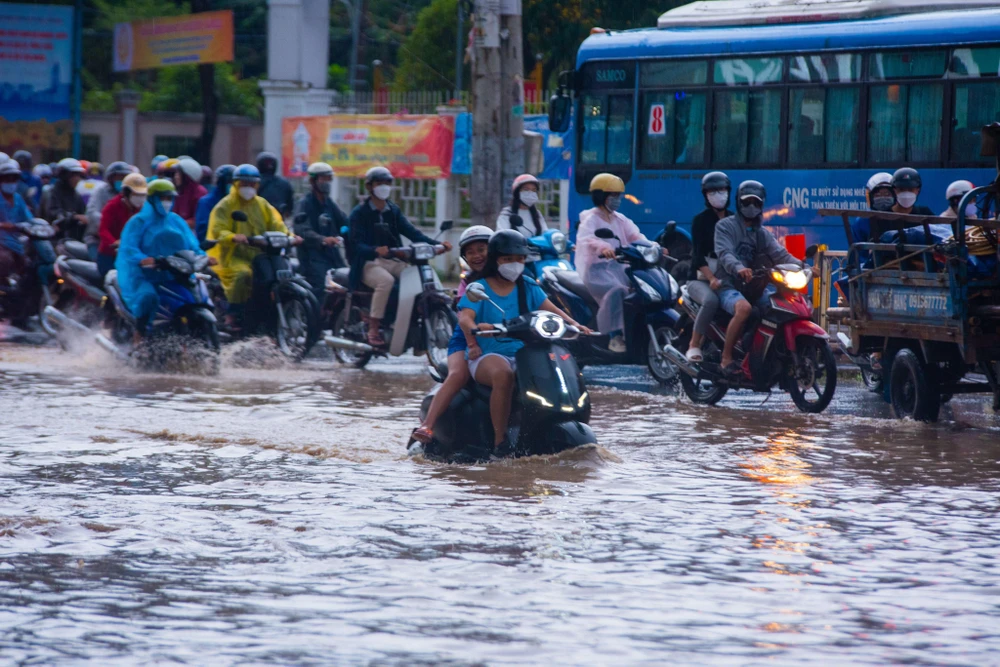 Nhiều đoạn ngập sâu tới 60 cm. Ảnh: HỮU HƯỚNG.