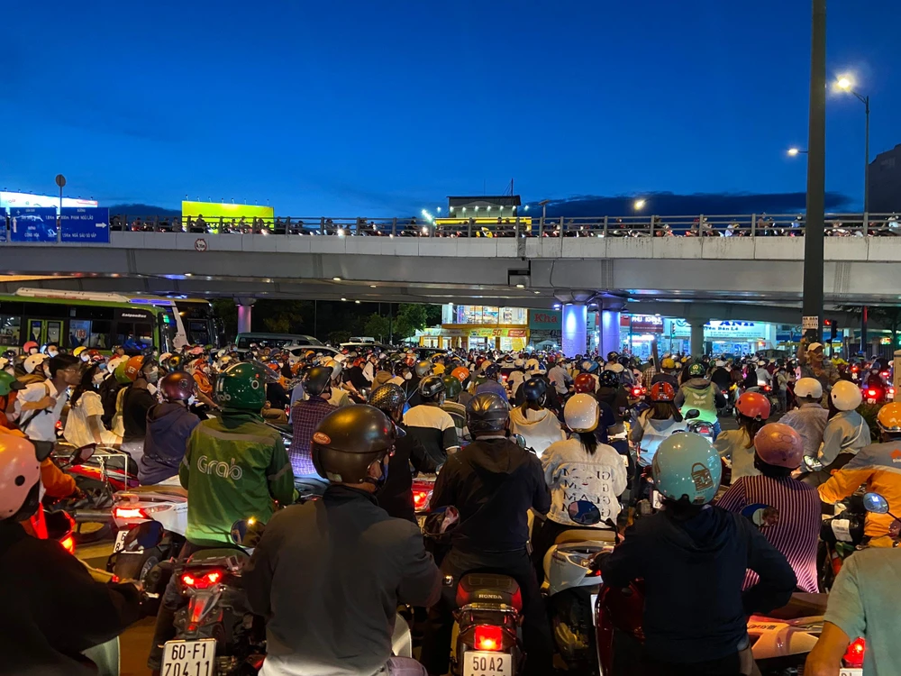 Khu vực vòng xoay Phạm Văn Đồng - Nguyễn Kiệm chật cứng các phương tiện Khu vực vòng xoay Phạm Văn Đồng - Nguyễn Kiệm chật cứng các phương tiện