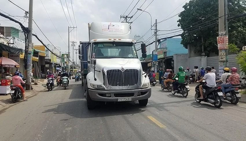 Sở GTVT đề nghị Ban Giao thông rà soát nút giao thông giữa Quốc lộ 50 và đường cao tốc Bến Lức – Long Thành để đảm bảo đồng bộ, tránh bị "thắt nút cổ chai". Ảnh: Nguyễn Tân.