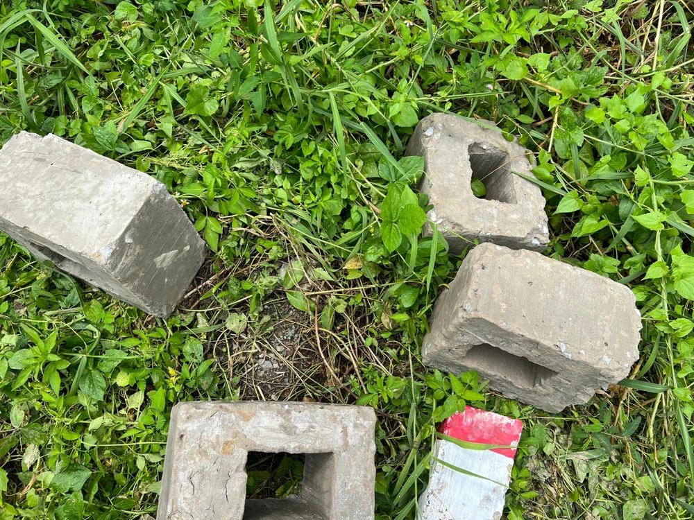 Từng chiếc cọc được tổ công tác mang vác đến mốc. Ảnh: ĐT.