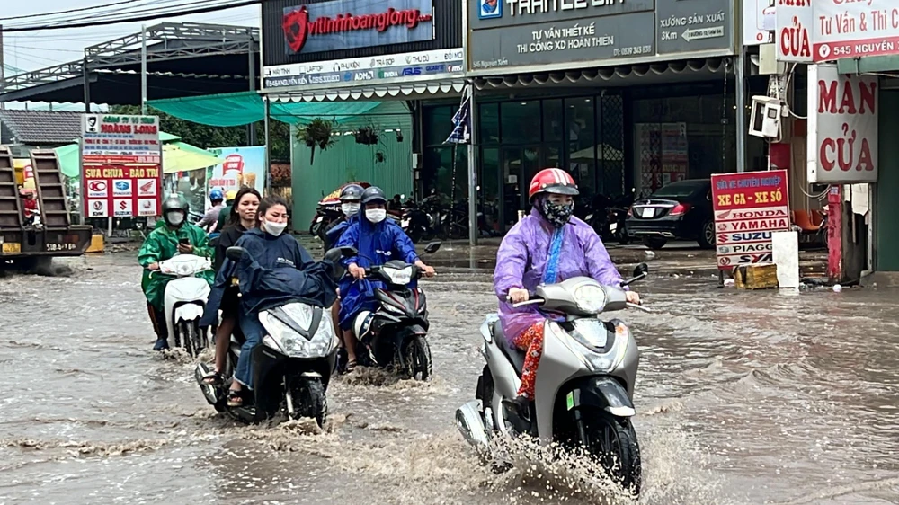 Đoạn đường Nguyễn Xiển ngập sâu. Ảnh: ĐT.