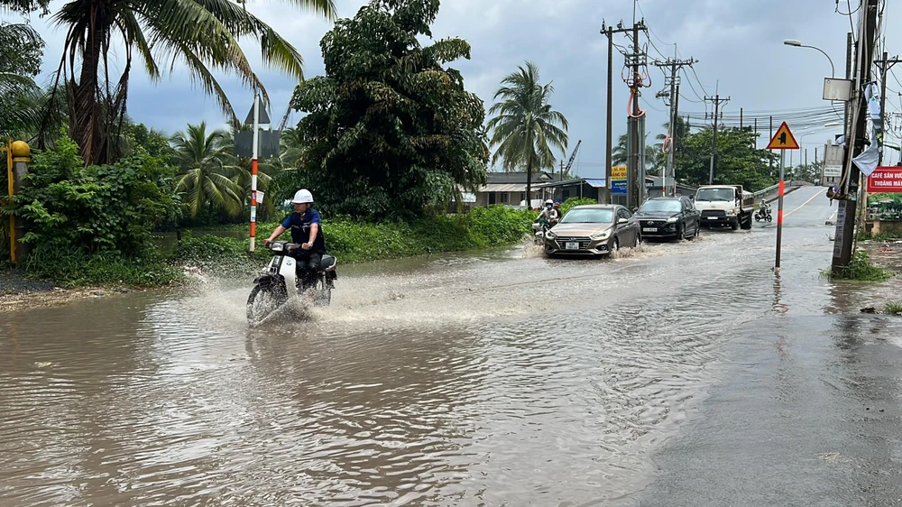 Đoạn ngập kéo dài khoảng 300 m, có những đoạn ngập nửa bánh xe.