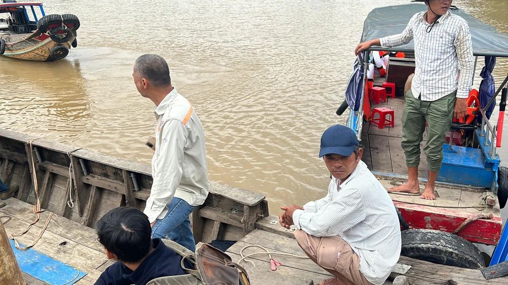 Tổ cắm cọc chia thành nhiều nhóm, trong đó có một nhóm vận chuyển cọc qua sông. Ảnh: ĐT.