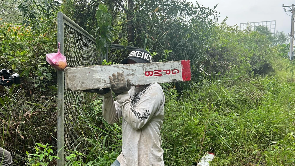 Tổ cắm cọc chuẩn bị sẵn tư trang, cơm nước cho cả ngày làm việc. Ảnh: ĐT.