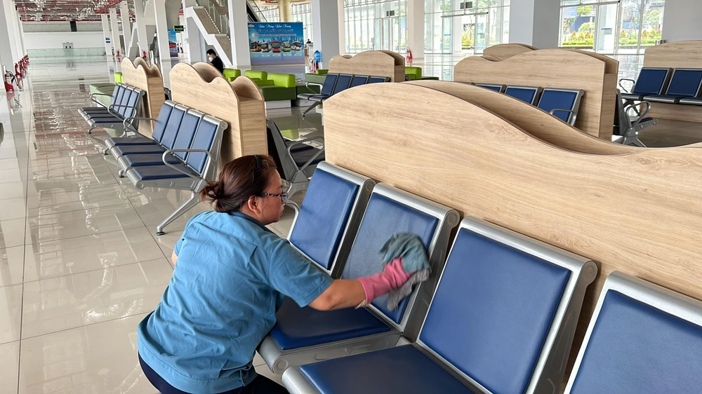 Nhân viên đang lau dọn lại ghế ngồi, sẵn sàng phục vụ hành khách vào ngày 11-10. Ảnh: ĐT.