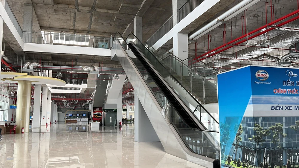 Bên trong BXMĐ mới vắng vẻ, không có hành khách mua vé. Ảnh: ĐT.