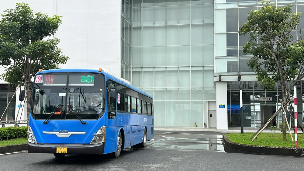 Đã có xe buýt ra - vào BXMĐ mới phục vụ hành khách. Ảnh: ĐT.