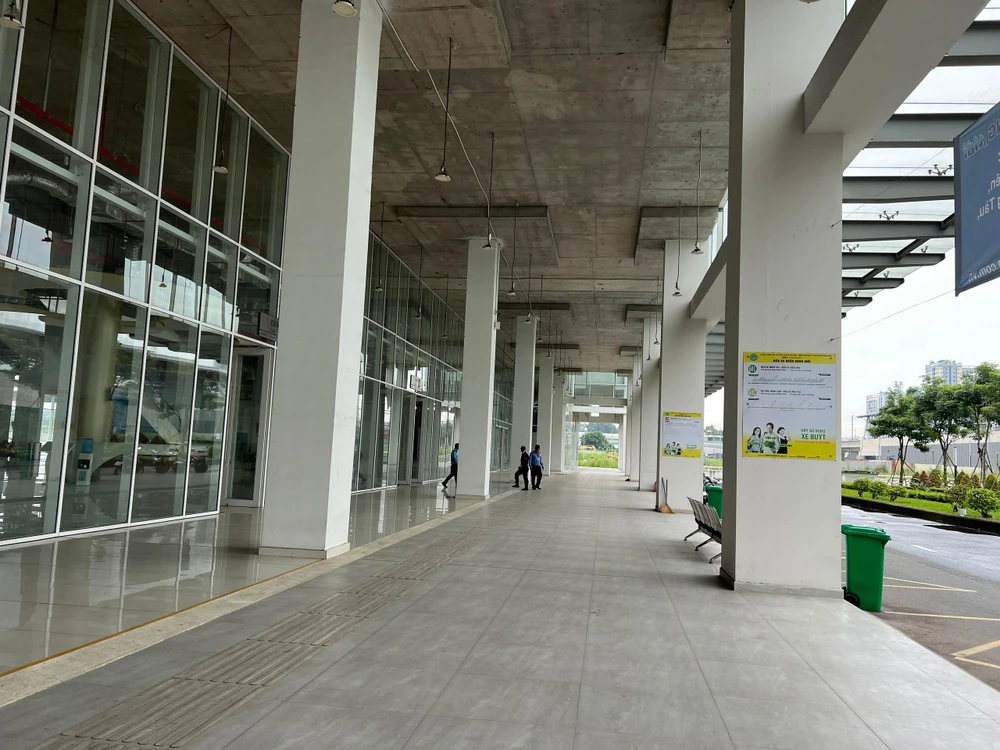 Phía ngoài hành lang sảnh bán vé, nơi hành khách có thể lên - xuống xe buýt. Ảnh: ĐT.