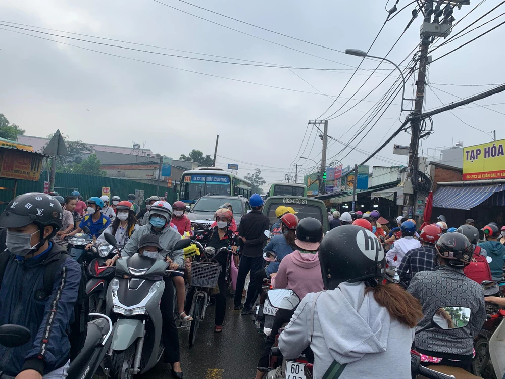 Khu vực cầu Tăng Long thường xuyên ùn ứ. Ảnh: ĐT.