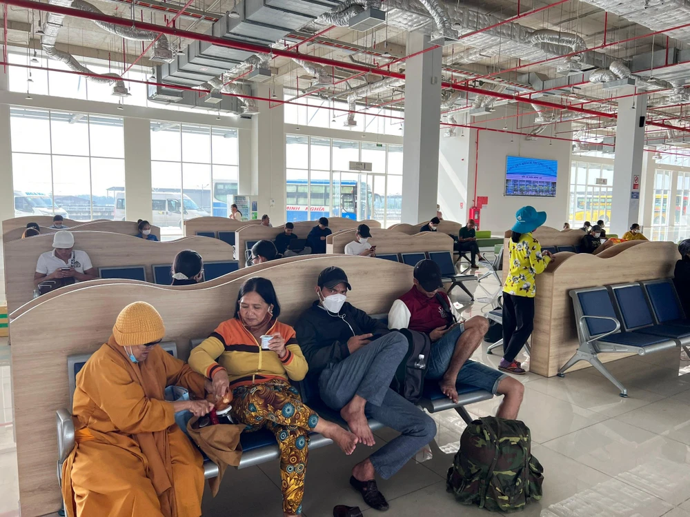 Các băng ghế đông đúc hành khách. Ảnh: ĐT.