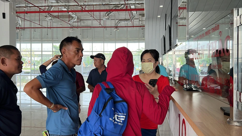 Hơn 400 hành khách xuất bến tại BXMĐ mới trong sáng 11-10. Ảnh: ĐT.